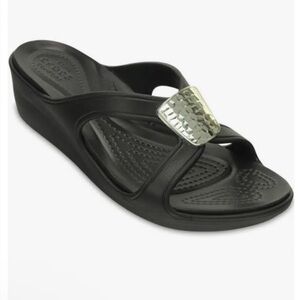 CROCS Sanrah Women’s 9 Silver Hammered Medallion Black Wedge Sandals Rare EUC